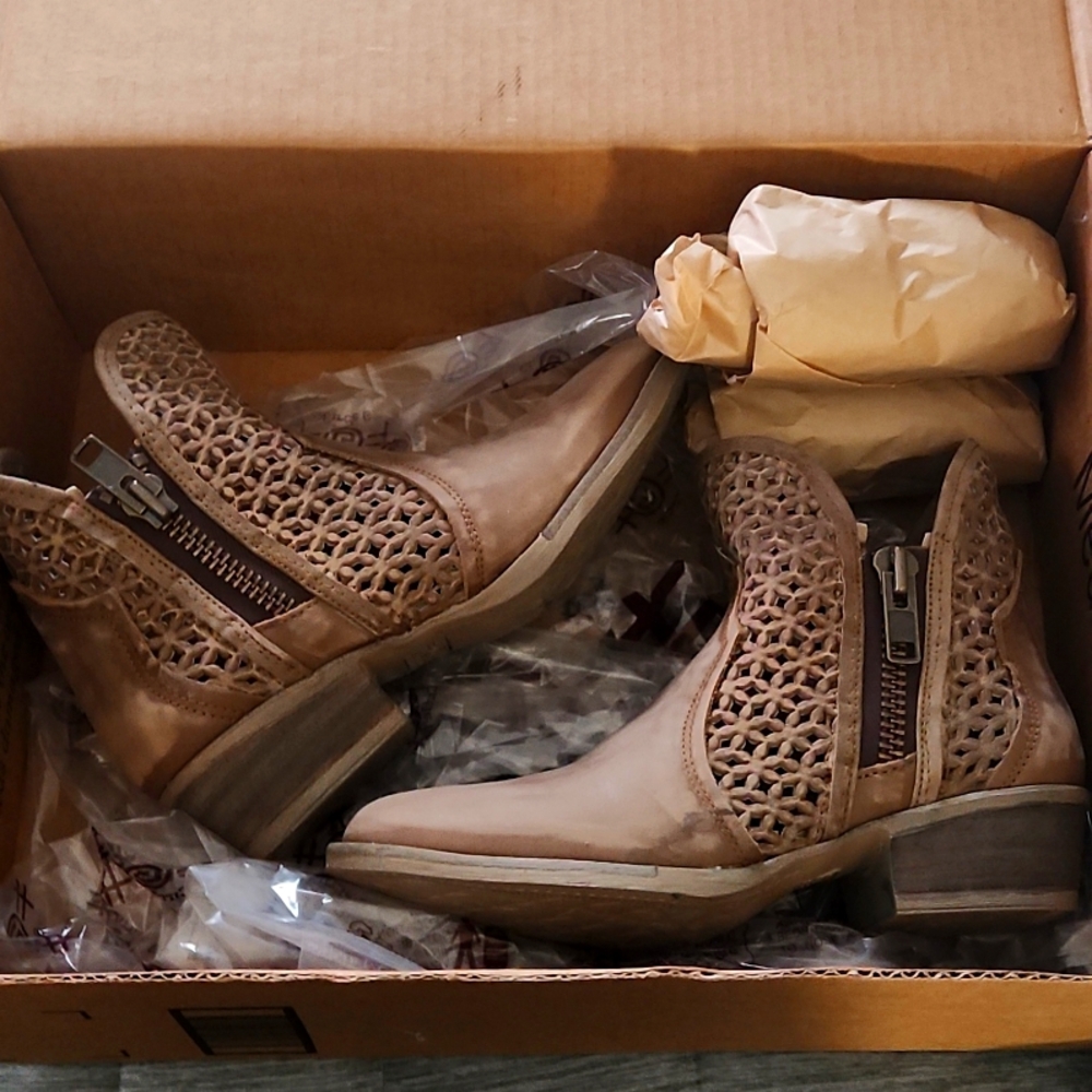 8.5 Women's Corral Boots - Circle G